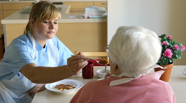 Fachgerechte und liebevolle Pflege soll Standard bleiben.  | Foto: dpa