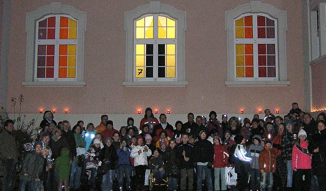 Viele  Besucher waren dabei, als das 7...m Hof der  Grundschule geffnet wurde.  | Foto: Ute Schler