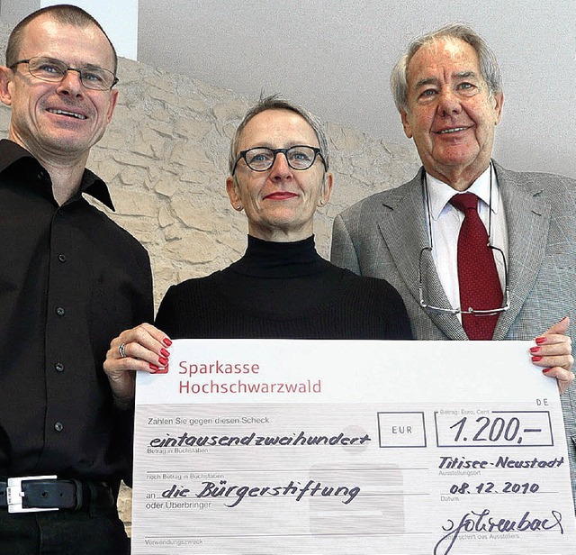 christoph und ingrid fhrenbach  berg...erstiftung symbolisch 1200 euro spende  | Foto: peter stellmach