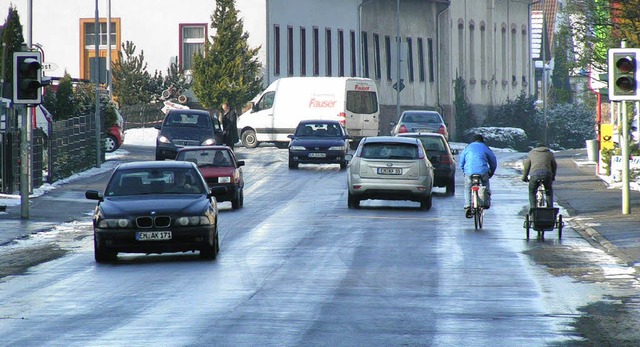 Ein breites Asphaltband ohne Markierun...pe Verkehr hlt das fr zu gefhrlich.  | Foto: Privat