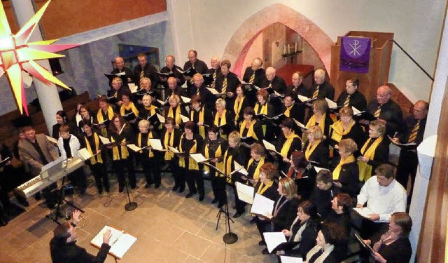 Der Teninger Gesangverein singt unter ...Savino zum Beginn der  Weihnachtszeit.  | Foto: Karlernst Lauffer