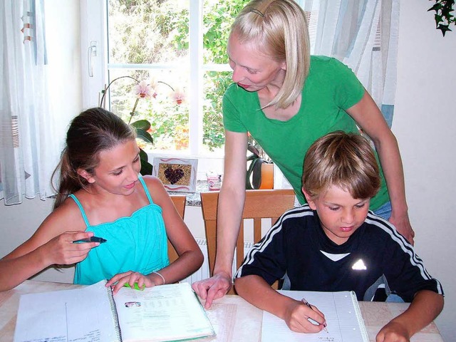 Annike und Hagen lassen sich von  Dorf...end) gern bei den Hausaufgaben helfen.  | Foto: Johanna Grab