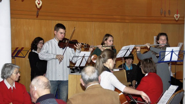 Oberstufenmusiker des Erasmus-Gymnasiums musizierten im AWO-Seniorenzentrum   | Foto: Frank Kiefer