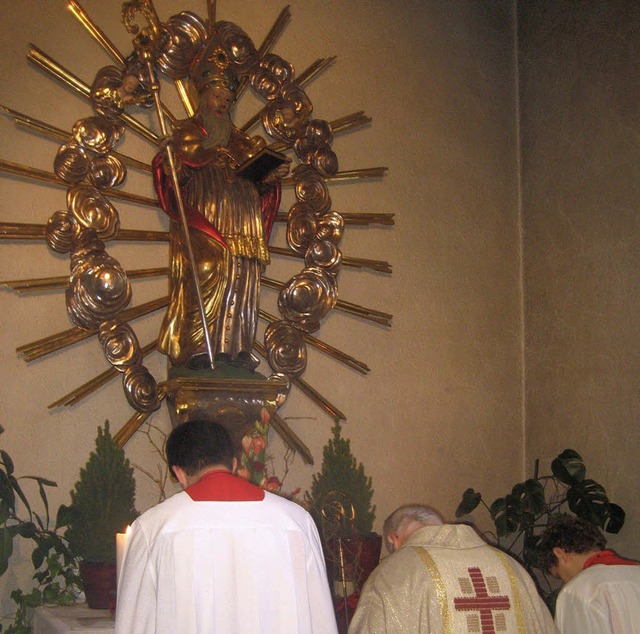 Verbeugung vor der Statue des Elzacher Kirchen- und Stadtpatrons St. Nikolaus.  | Foto: Thomas Steimer