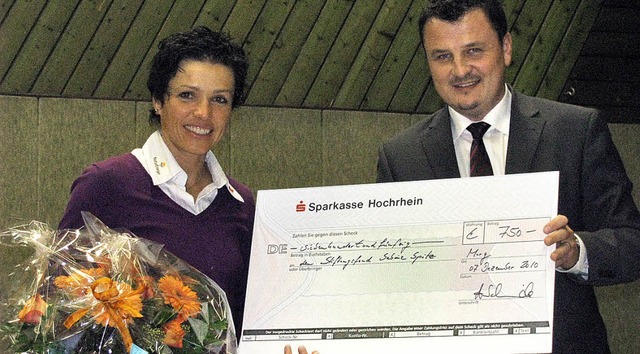 Brgermeister Adrian Schmidle berreic...heck ber 750 Euro fr ihre Stiftung.   | Foto: Michael Gottstein