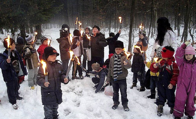 Mit brennenden Fackeln und leuchtenden... dem Nikolaus in den Schulerholzwald.   | Foto: Reinhard herbrig