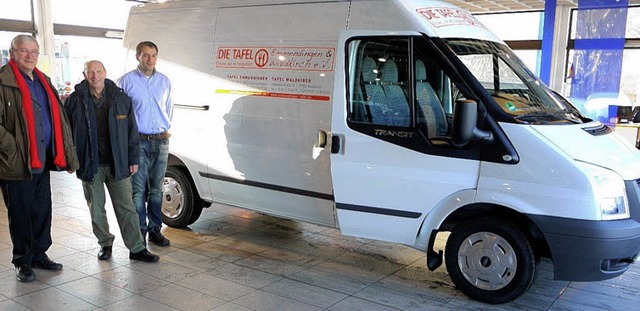 Torsten Schmid bergab das neue Fahrze...r Dreen vom Tafelladen (von rechts).   | Foto: Eberhard Weiss