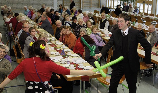 Kunigunde lieferte sich beim Seniorenn...ell mit Brgermeister Jochen Paleit.    | Foto: Ulrike Hiller