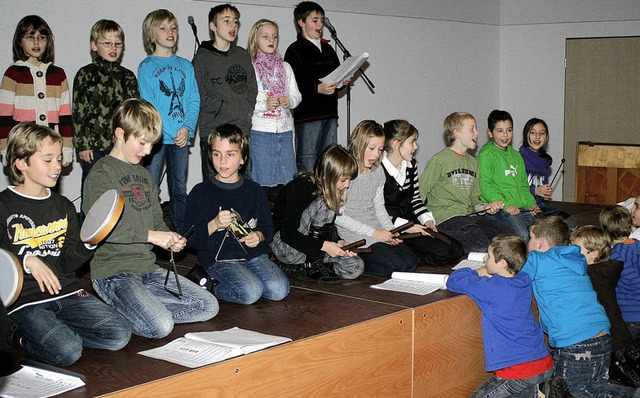 berraschungsgste beim Seniorennachmi...erchor mit Dirigentin Claudia Gtting.  | Foto: H. fabry