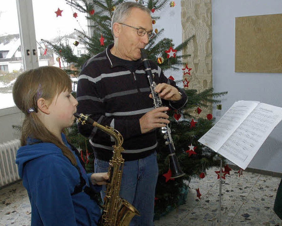Bernd Becker übt mit seiner Musikschül...mmig das französische Weihnachtslied.   | Foto: frietsch
