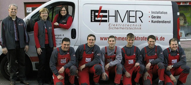 Die Belegschaft von Elektrotechnik Ehm...ahr mit Inhaber Bernhard Ehmer (links)  | Foto: Ehmer