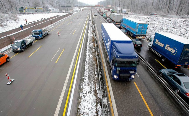 Blick vom Offenburger Ei nach Norden: ...eispurig ausgebaute Fahrbahn (links).   | Foto: Peter Heck