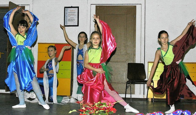 Die kleinen &#8222;Geishas&#8220; tanzen fr das Publikum.   | Foto: Heidi Fssel