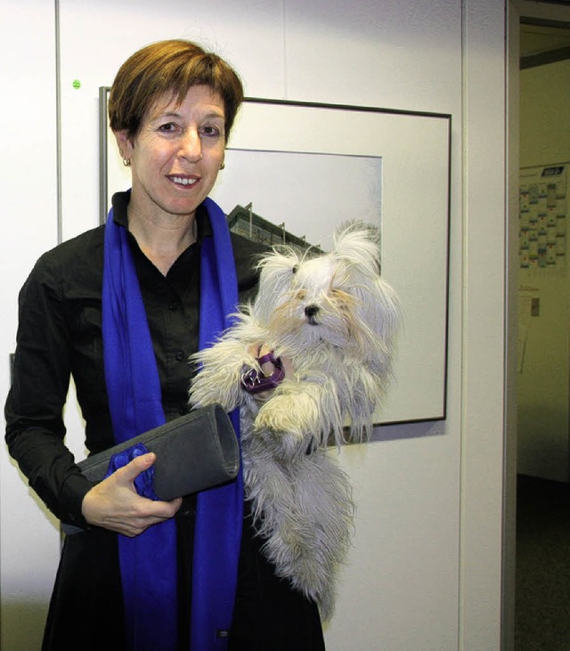 Die Sulzburger Knstlerin Lonie von Roten mit ihrem Hund  &#8222;Yumi&#8220;.   | Foto: Kugler