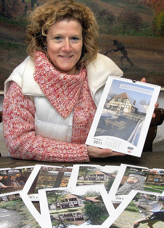 Marion Himmelsbach prsentiert den Kalender des Schwarzwaldvereins.   | Foto: Wolfgang Beck