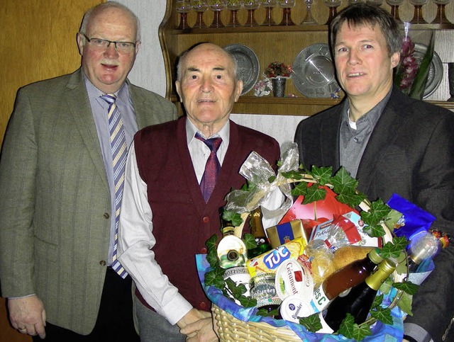 Zum 90. Geburtstag gratulierten Max Sc...svorsteher Thomas Gerspach (rechts) .   | Foto: mario schneberg