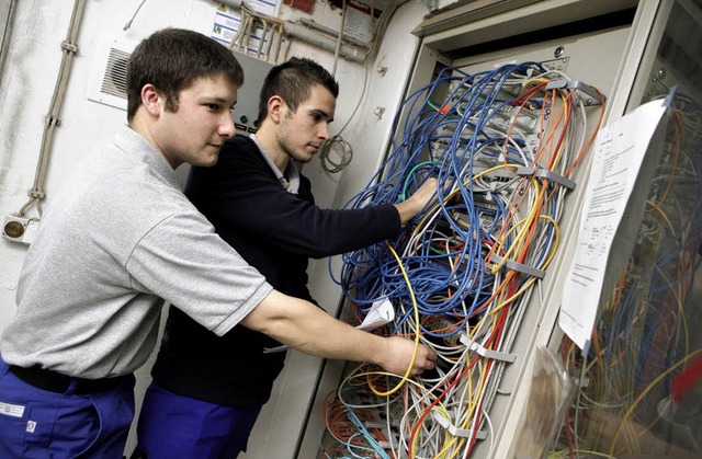 Zivildienst am Ortenau Klinikum in Lah...id Beck  kmmern sich um einen Server.  | Foto: christoph breithaupt