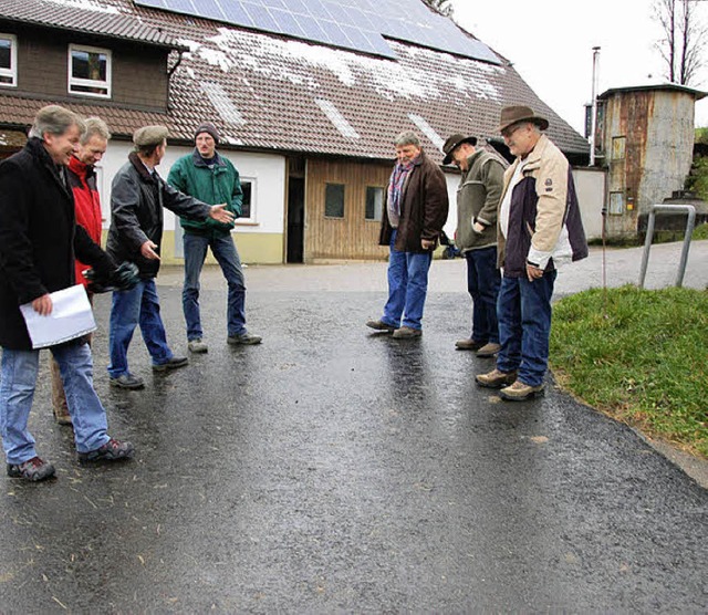 Hier wird die Asphaltdecke der Hofzufa...htet und stellenweise auch bemngelt.   | Foto: Elfriede Mosmann