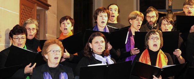 Der Singkreis bei der Adventsmusik in Schmieheim.   | Foto: Sandra Decoux-Kone