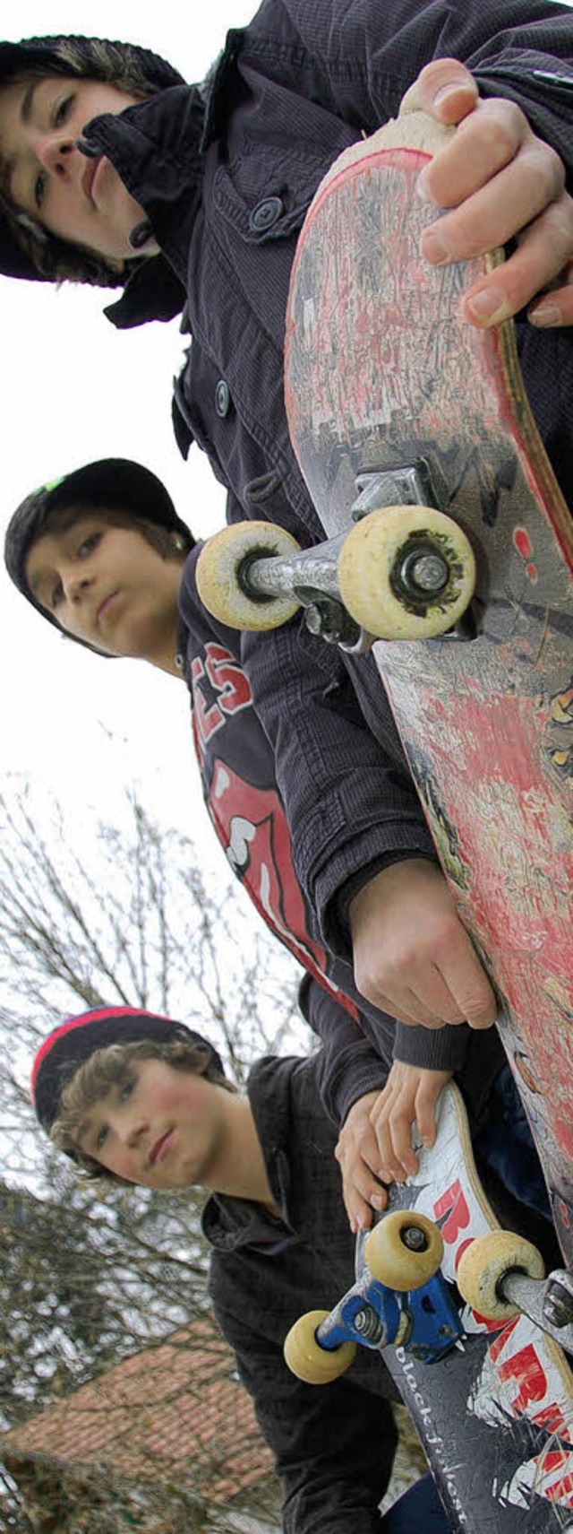 Eric Metzger, 13, Joscha Kramer, 13, u... eine Skateranlage in Wehr erarbeitet.  | Foto: MIchael Krug