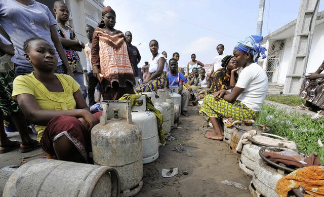 Die Krise fhrt zu Versorgungsschwieri...uf, ihre Gasflaschen fllen zu knnen.  | Foto: afp