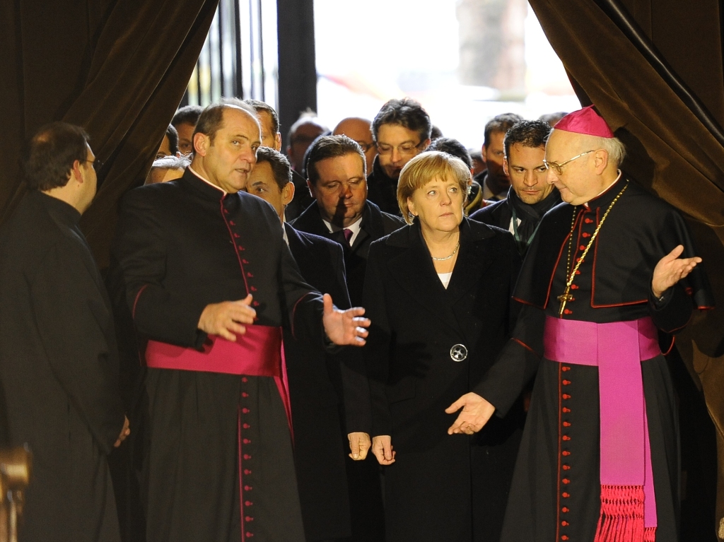 Stille Minuten: Merkel und Sarkozy im Freiburger Mnster.