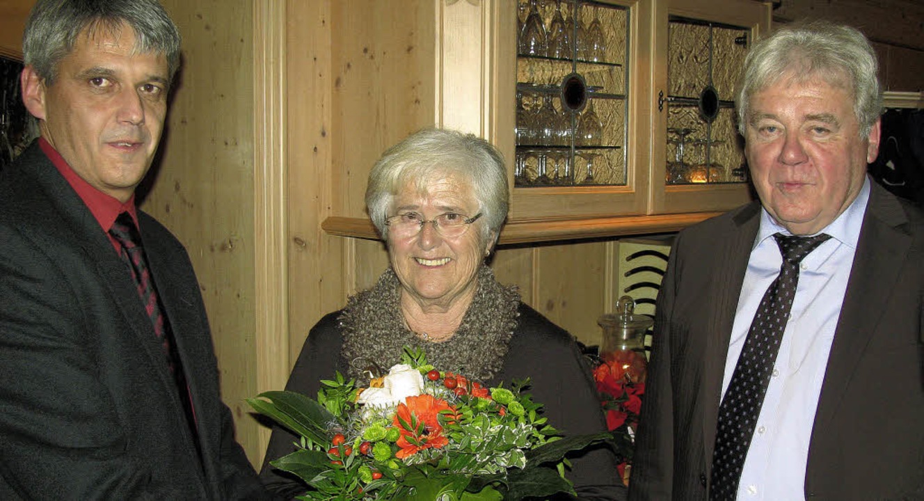 Mit einem Blumenstrauß fand im Firmenv...erle an Sohn Roland Pfefferle (links).  | Foto: Manfred Lange