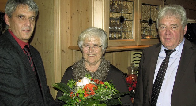 Mit einem Blumenstrau fand im Firmenv...erle an Sohn Roland Pfefferle (links).  | Foto: Manfred Lange