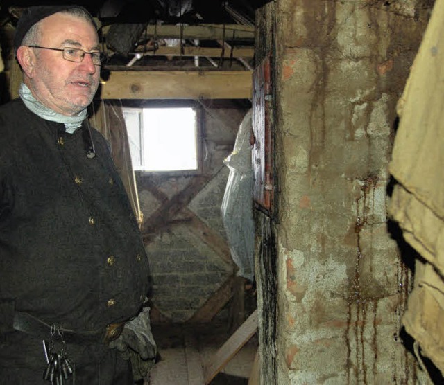 Beim Kaminbrand in der Berghausstrae ...einfegermeister Hans Beha im Einsatz.   | Foto: Khnemund