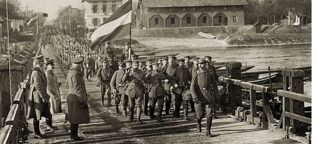 Soldaten auf der Rheinbrcke bei Otten...ndungsvorsitzender des TuS Ottenheim.   | Foto:  archiv Martin Frenk
