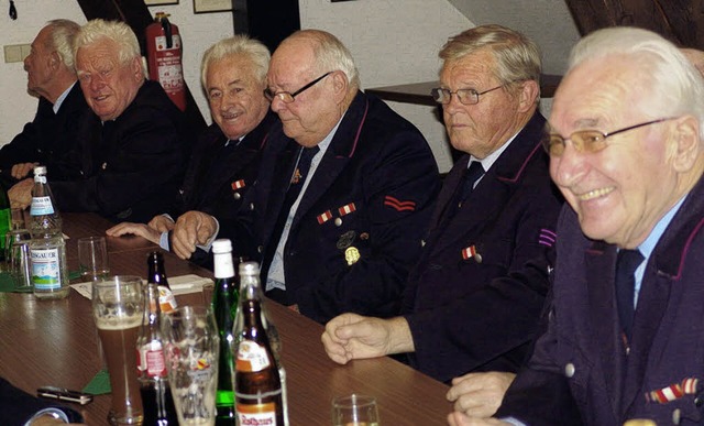 Die &quot;Alten Herren&quot; sind bei ...ammlung der Feuerwehr auch immer dabei  | Foto: Karin Wortelkamp