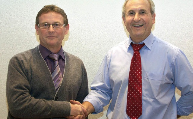 Klaus Kienzle (rechts) wird von Ortsvo...in Amt als Ortschaftsrat verpflichtet.  | Foto: wolfgang beck