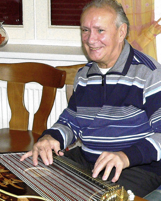 Zitherspieler Hans Ruf spielte beim VdK in Maulburg.  | Foto: Georg Diehl