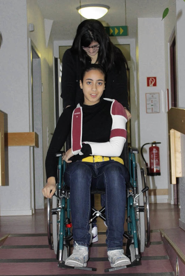 Das Manvrieren eines Rollstuhls will gelernt sein.  | Foto: Von Appen