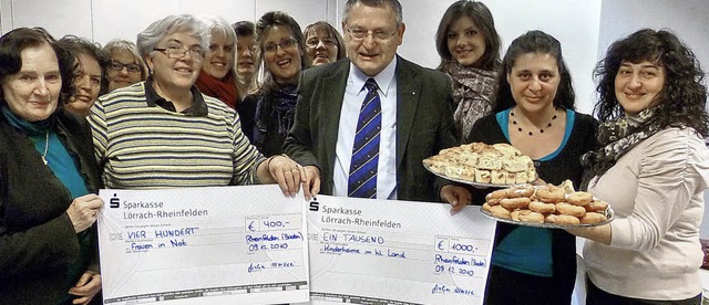 Mit zwei Schecks und iatliienischem Ge...r Bernhard Pfaff aus Niederschopfheim.  | Foto: Claudia Gempp