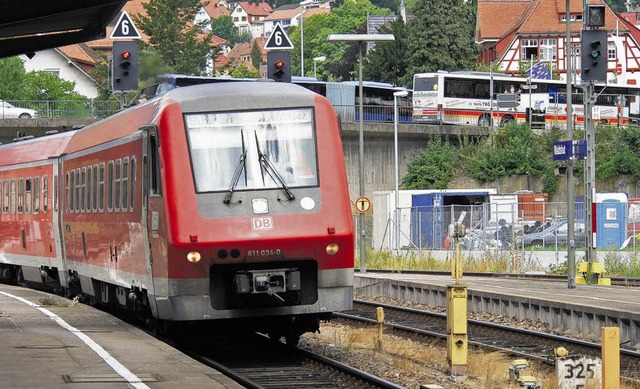 Dieseltriebwagen des Typs VT 611 fahren auf der Hochrhein-Bahnstrecke.    | Foto: dpa