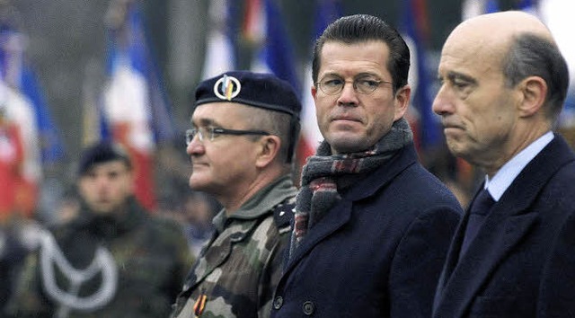 Die Verteidigungsminister Karl-Theodor...ei der  deutsch-franzsischen Brigade   | Foto: dpa