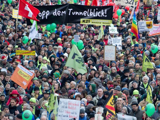 &#8222;50.000&#8220; sagen die Veranst...er der Kundgebung vor dem Hauptbahnhof  | Foto: dpa