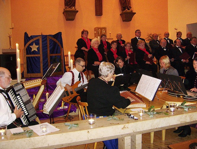 Der Gutacher Chor &#8222;La Musica&#82...lztler Stubenmusik&#8220; begleitet.   | Foto: Wolfgang Meyer