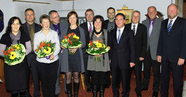 Die Jubilare mit dem Vorstand der Volk...ender Martin Reichenbach (von links).   | Foto: voba