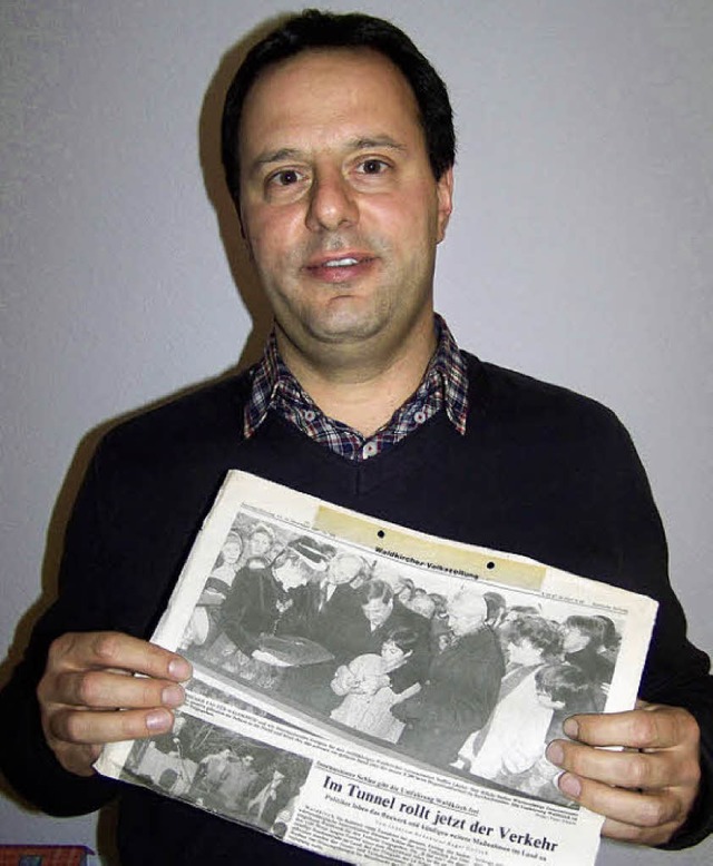 Steffen Lufer heute, mit der Zeitung von damals.   | Foto: Sylvia Timm