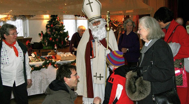 Alle waren brav: Der Nikolaus-Besuch w...chtsmarktes unter Dach im Thomasheim.   | Foto: Eva Korinth