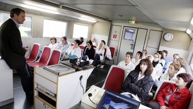 Im Schulungsraum des Trainings-Trucks ...zum Thema Sicherheit am Arbeitsplatz.   | Foto: Christoph Breithaupt