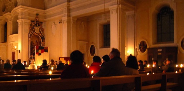 Unzhlige Kerzen waren die einzige Bel...tag auf Samstag  in der Josefskirche.   | Foto: Danielle Hirschberger