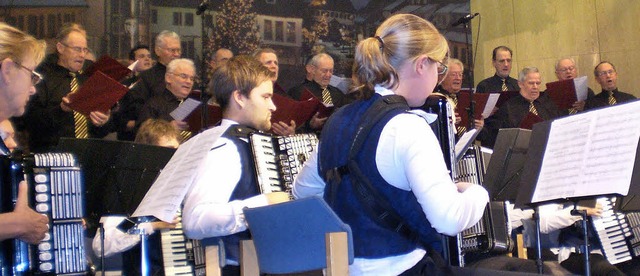 Chor und Orchester stimmen gemeinsam bekannte Schlager zum Mitsingen an.   | Foto: Beatrice Ehrlich