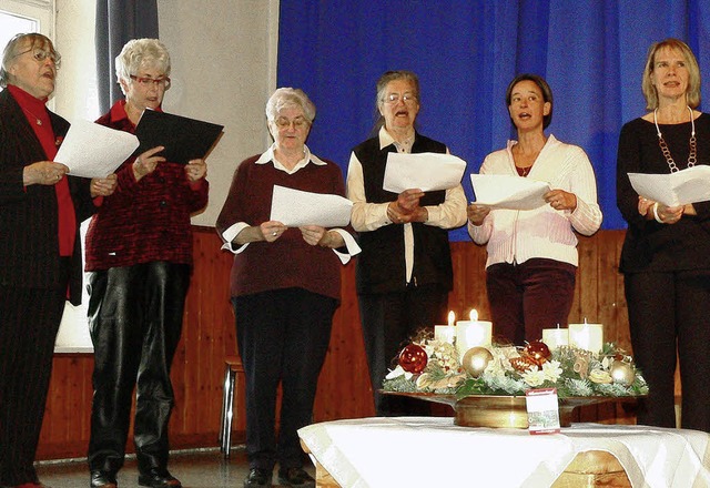 Mitglieder des Projektchores  sangen b...egevereins in der Festhalle Hgelberg.  | Foto: Georg Diehl