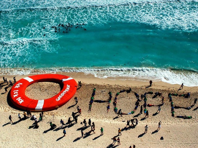 Hope &#8211;  Hoffnung, schreiben dies...e-Anhnger auf den Strand von Cancn.   | Foto: dpa