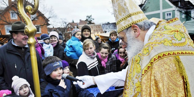 Auch der Nikolaus besuchte den Donaues...smarkt. Die Kinder waren beeindruckt.   | Foto: BZ