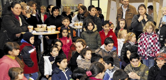 Viele Kinder nahmen  Geschenkpckchen der Volksbank-Aktion in Empfang.    | Foto: Bingold