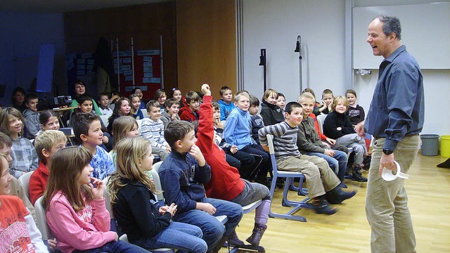 Kinderbuchautor Andreas Kirchgner be... in Kippenheim mit seinen Geschichten.  | Foto: Schule